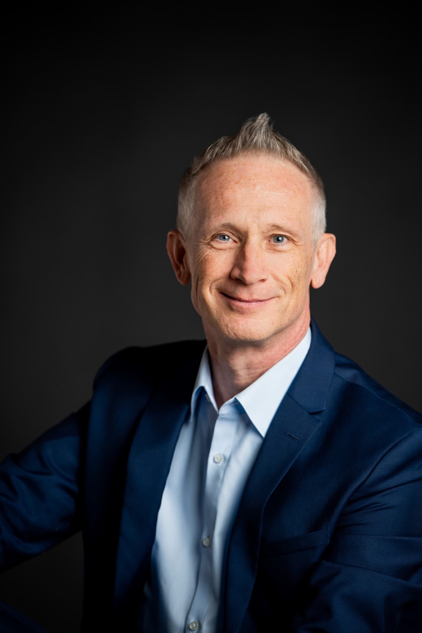 Jürgen Kob Nahportrait vor dunklem Hintergrund